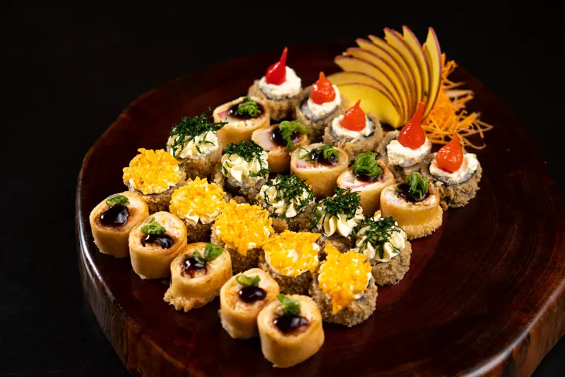 Tábua redonda com hots variados, cream cheese e crispy