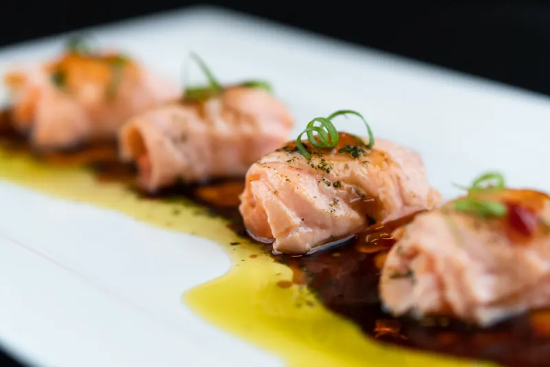 Salmão maçaricado com azeite e molho escuro