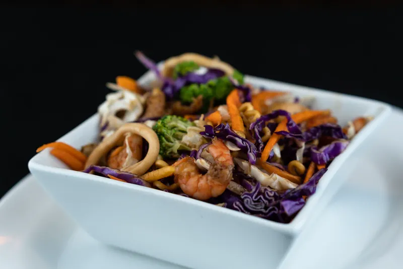 Yakisoba com camarão, carne, frango e legumes